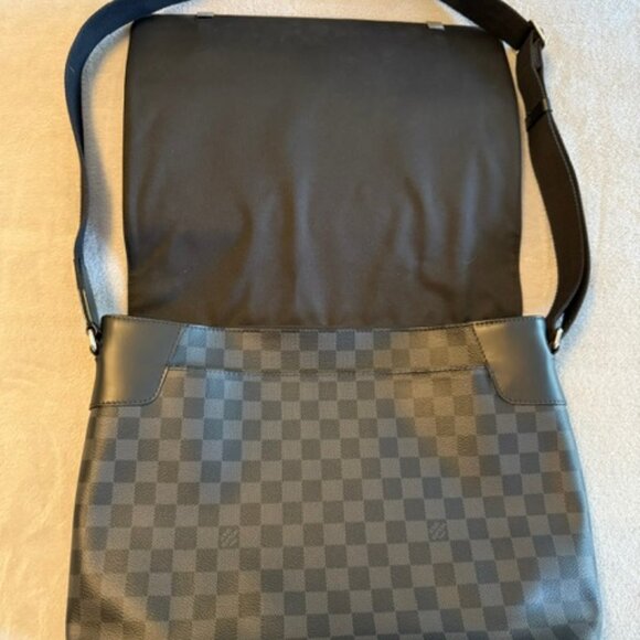 LOUIS VUITTON District PM Messenger Bag (pre owned, like new!) - Picture 6 of 9